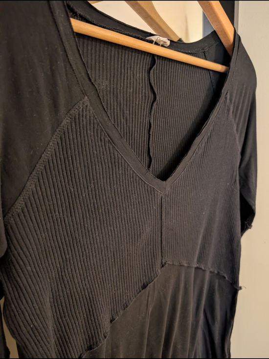 POL Black V-Neck Ribbed Panel Top - Picture 2 of 5